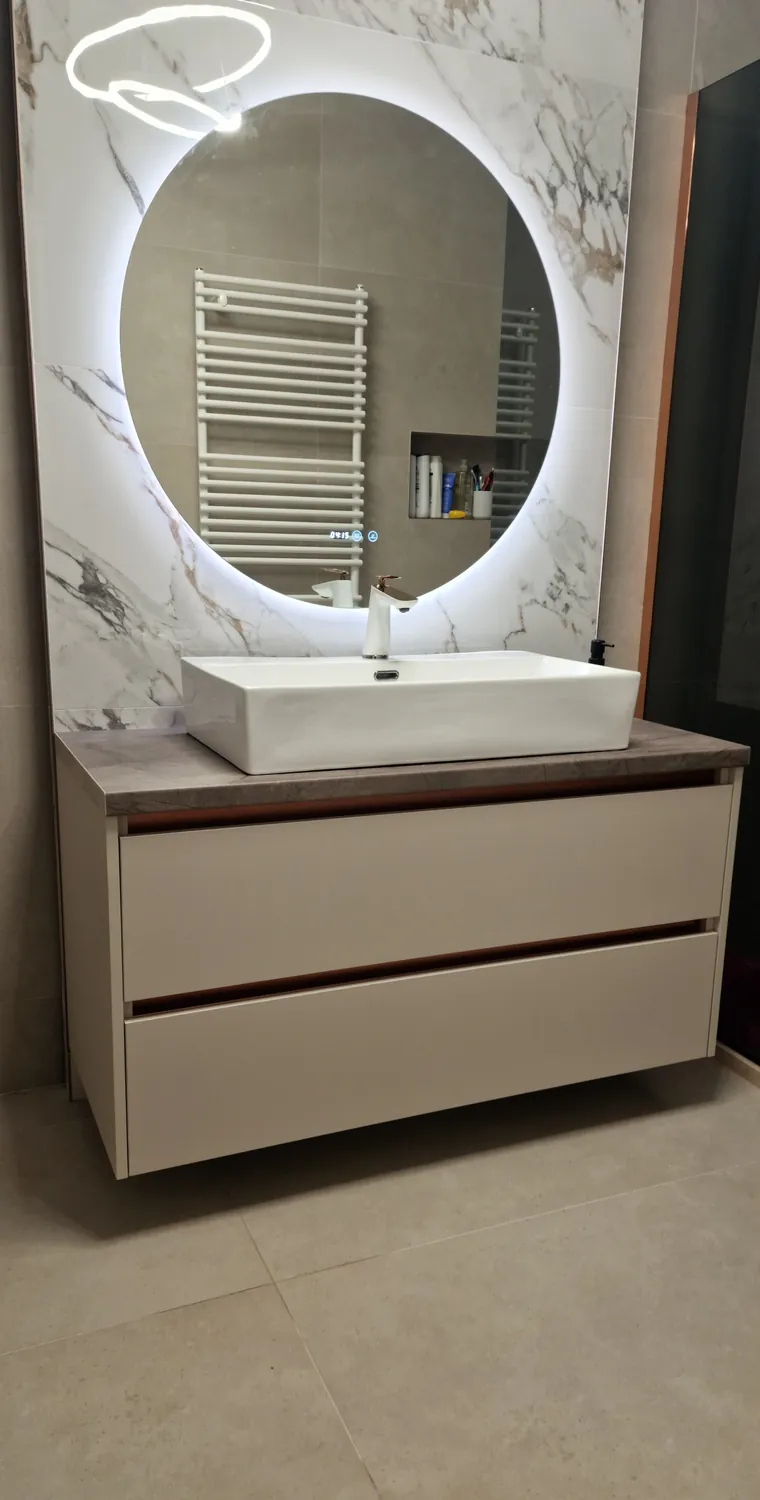 Mobilier de baie suspendat cu lavoar pe blat și oglindă rotundă cu LED