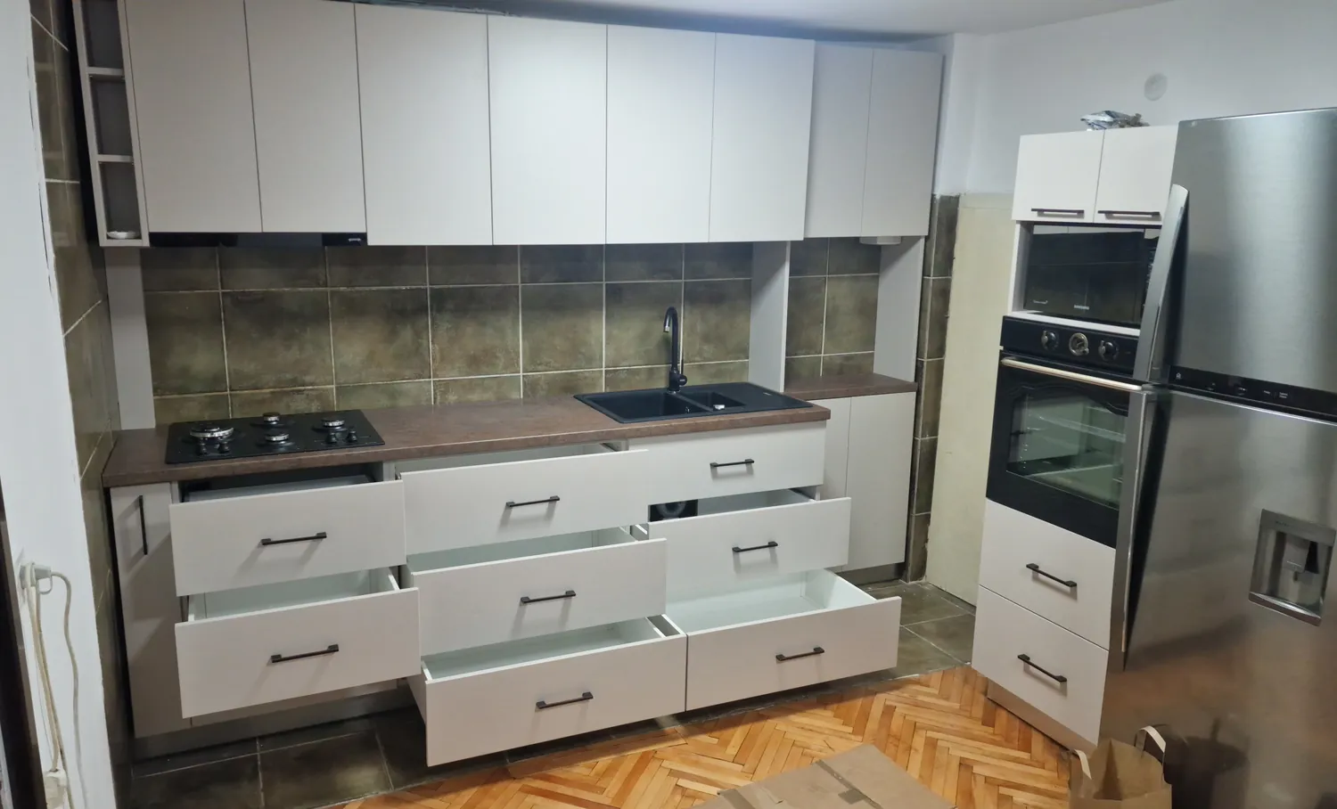 Bucătărie albă cu sertare și coloană pentru două cuptoare