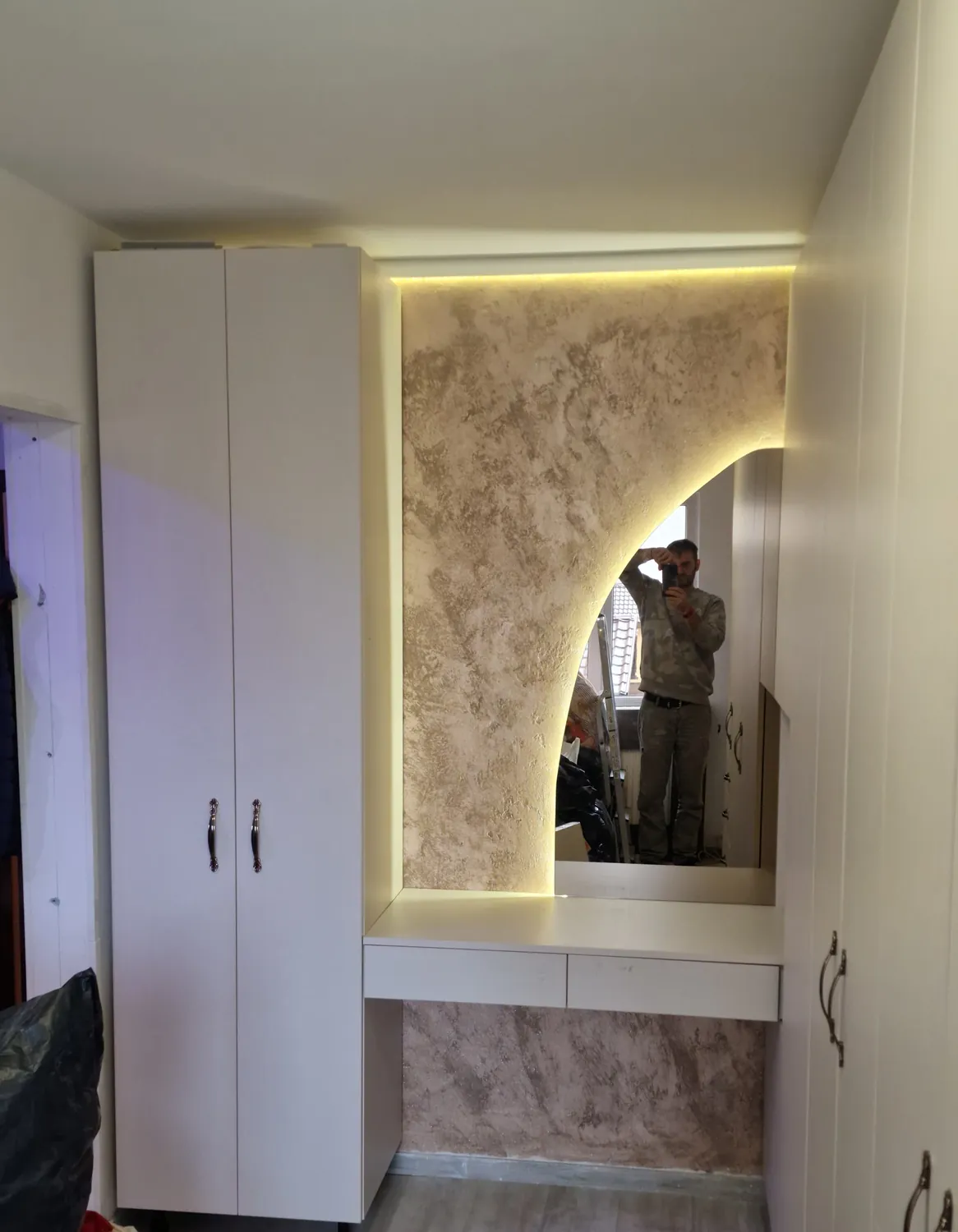 Dressing cu măsuță de toaletă, oglindă și arcadă luminată cu LED