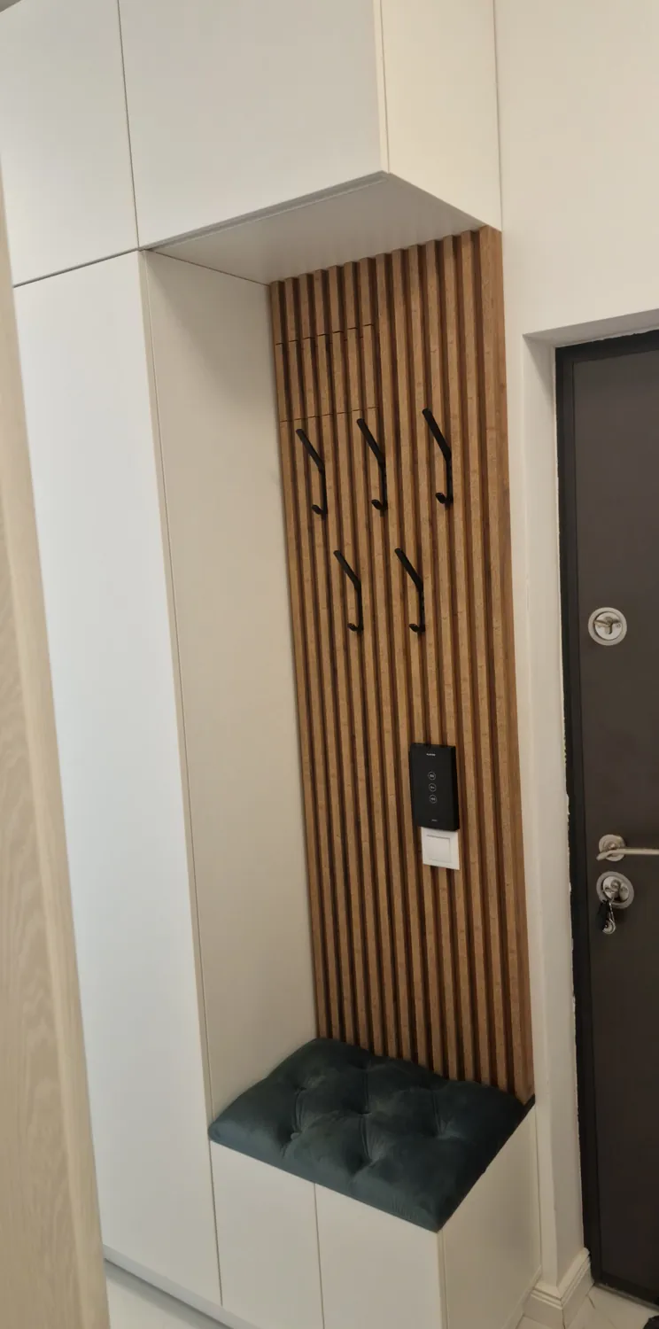 Cuier de hol cu riflaj din lemn, banchetă capitonată și dulap până în tavan